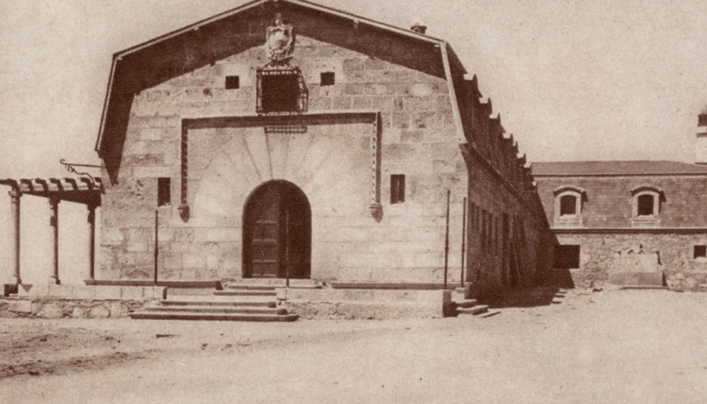 La fachada de piedra del Parador de Gredos en 1928, con su puerta en arco